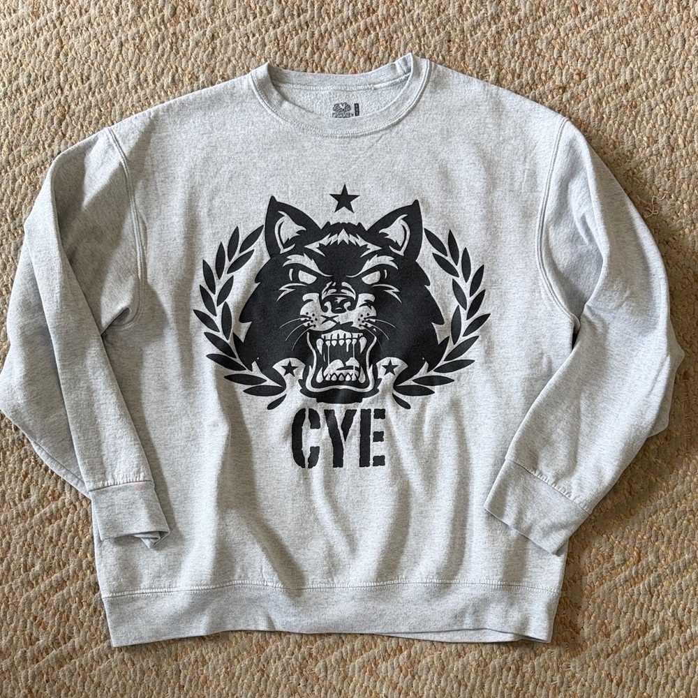 Fruit of the Loom Gray Crewneck Sweater with Black Wolf Graphic